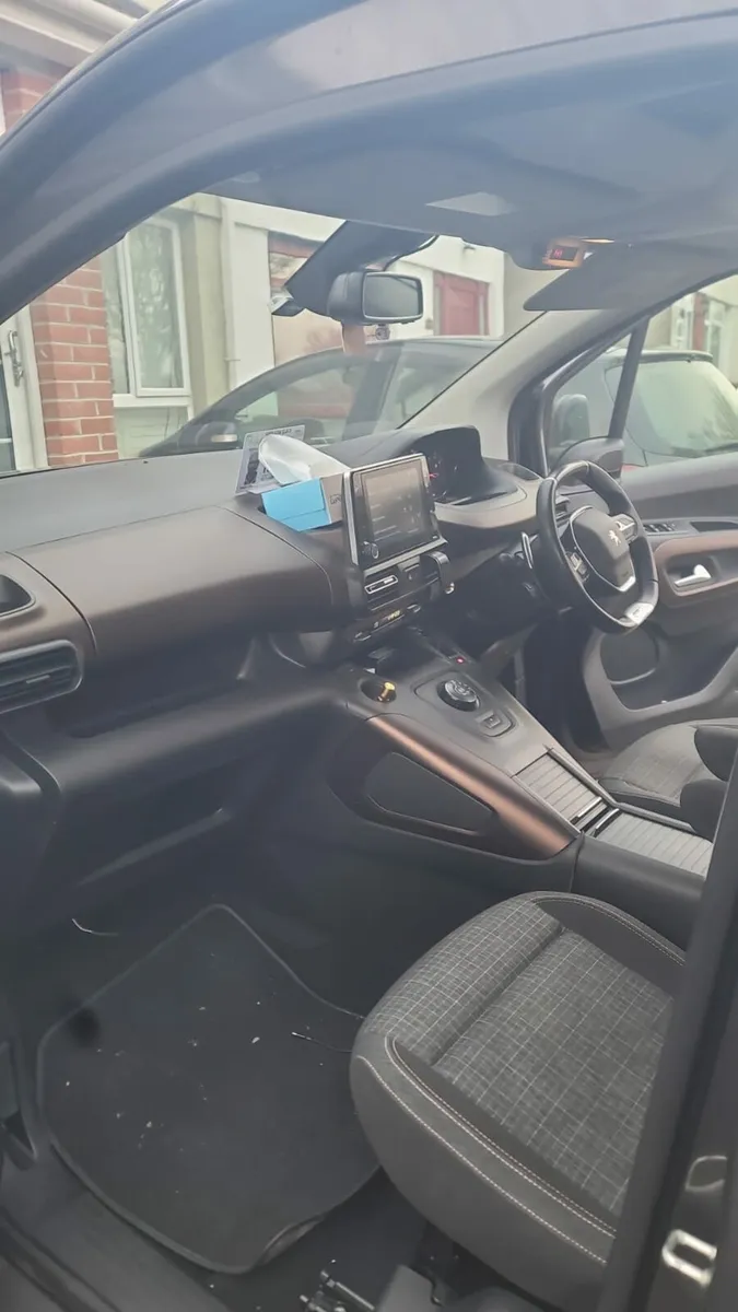 Peugeot rifter GT line 1.5 automatic 7 seats - Image 3