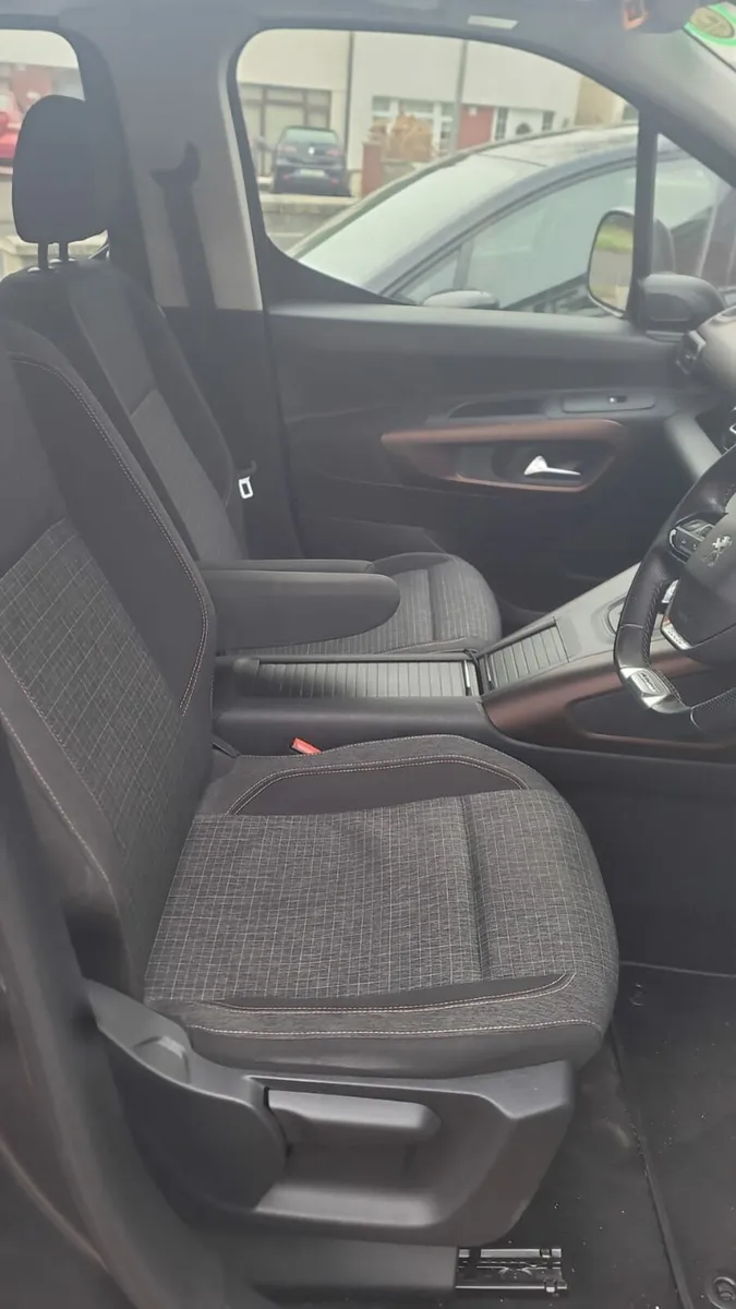 Peugeot rifter GT line 1.5 automatic 7 seats - Image 4