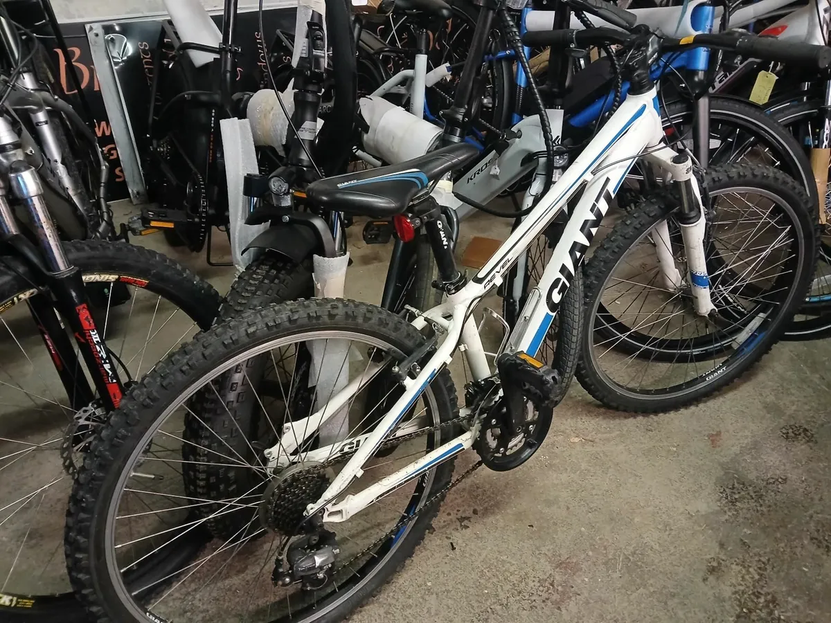 GIANT REVEL MOUNTAIN BIKE - Image 3