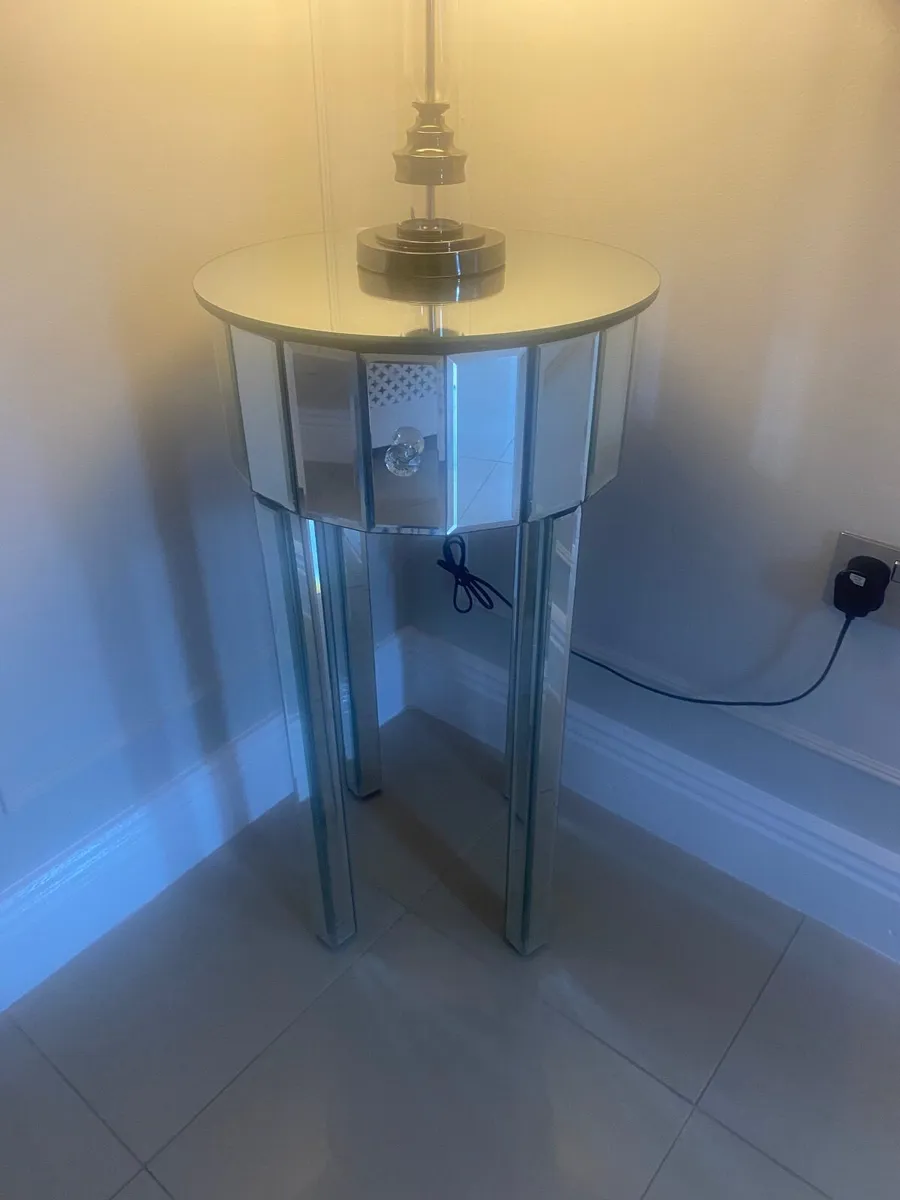 Table /Locker - Image 1