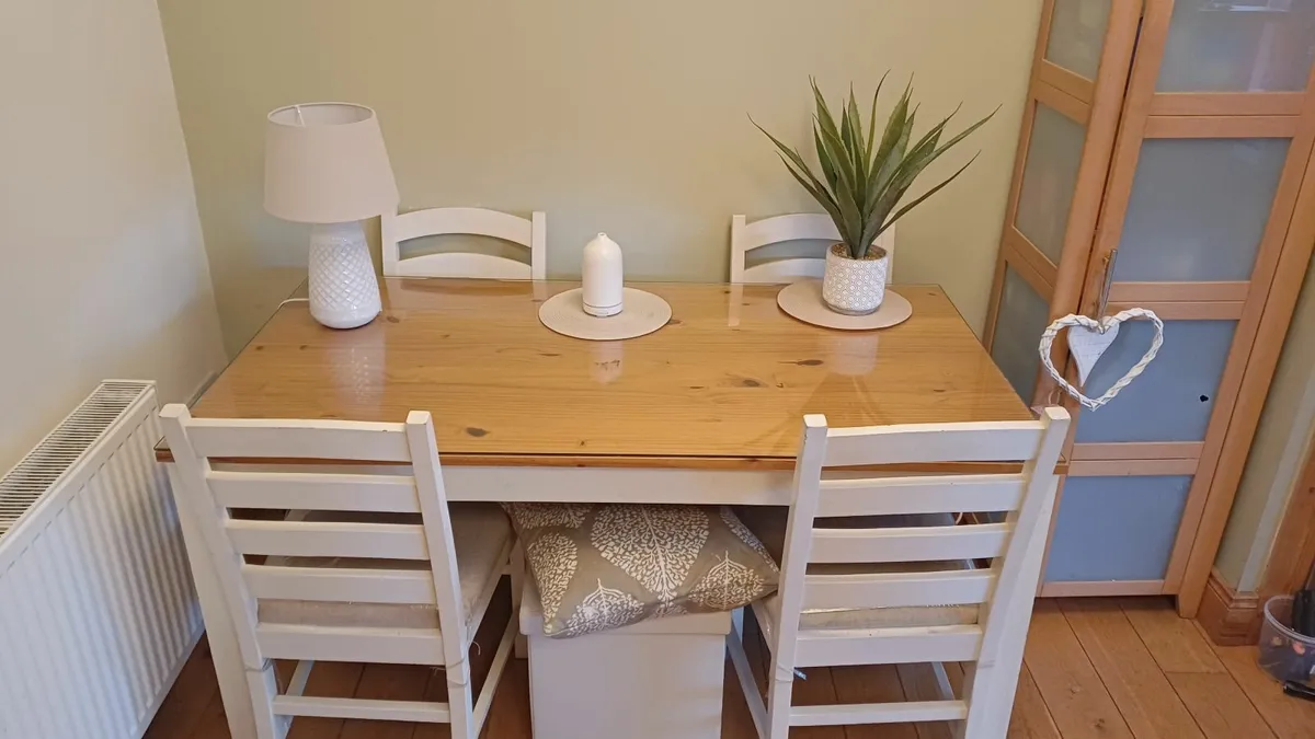 Table and 6 chairs - Image 1