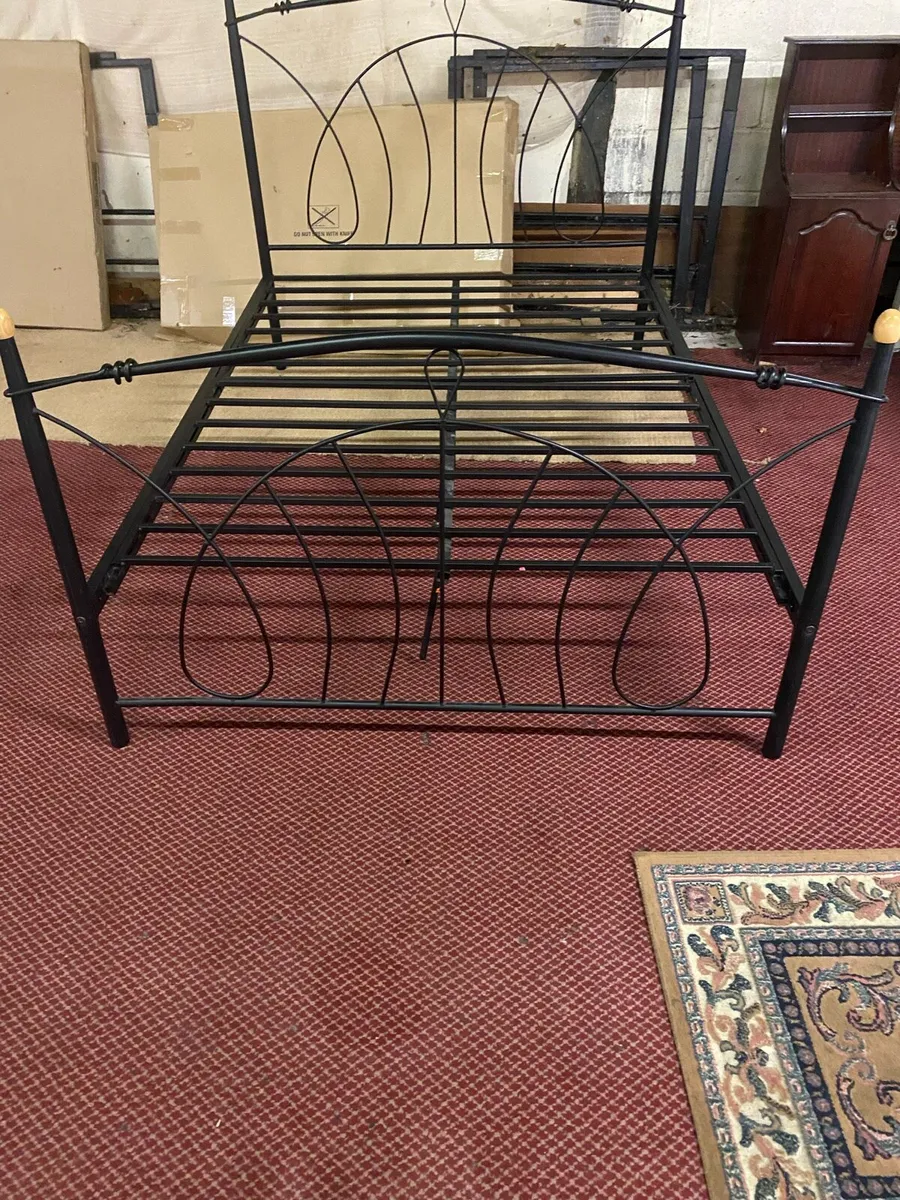 Metal frame bed - Image 1