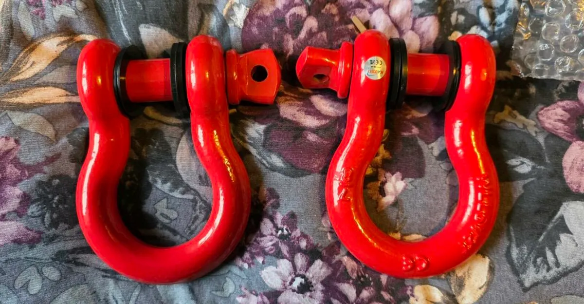 2 brand new Red shackles - Image 1