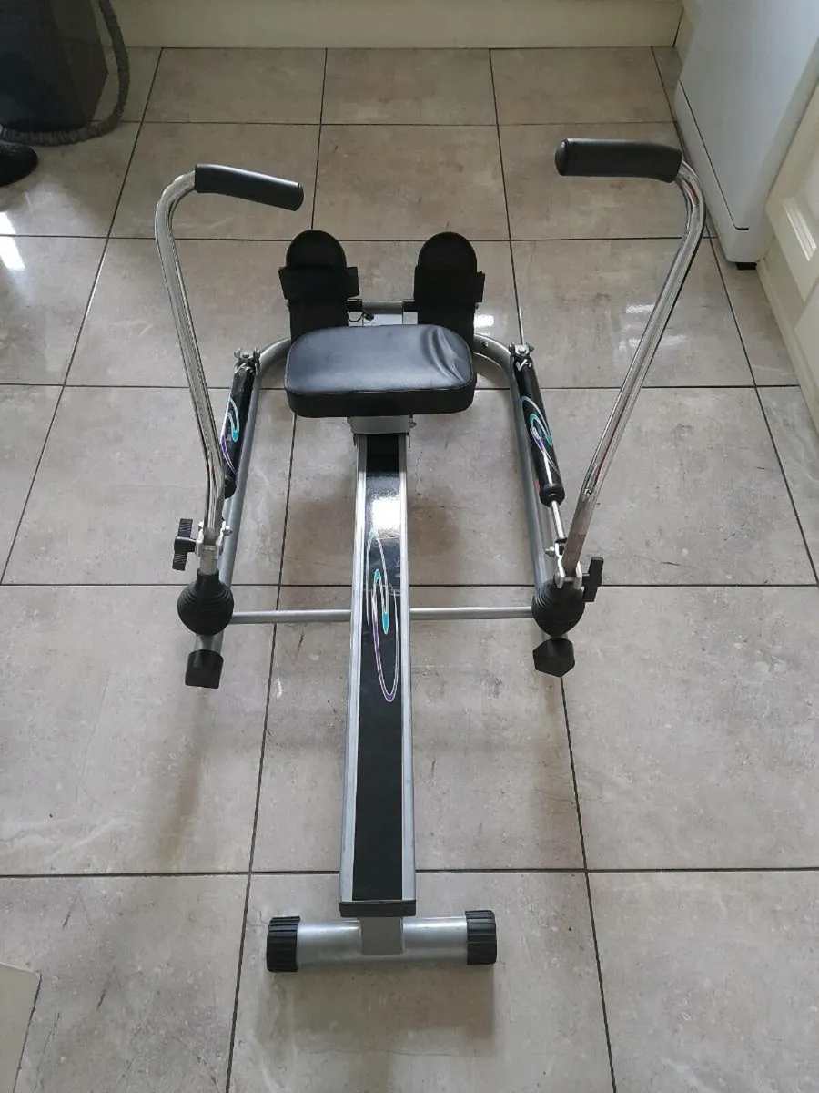 Rowing machine and floor exerciser - Image 1