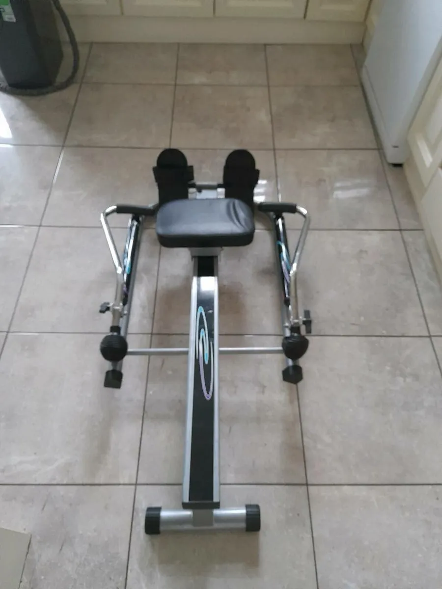 Rowing machine and floor exerciser - Image 2