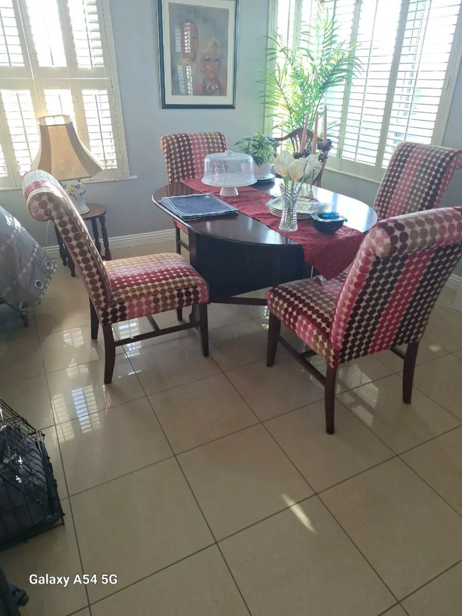 Dinningroom table x 6 chairs - Image 3