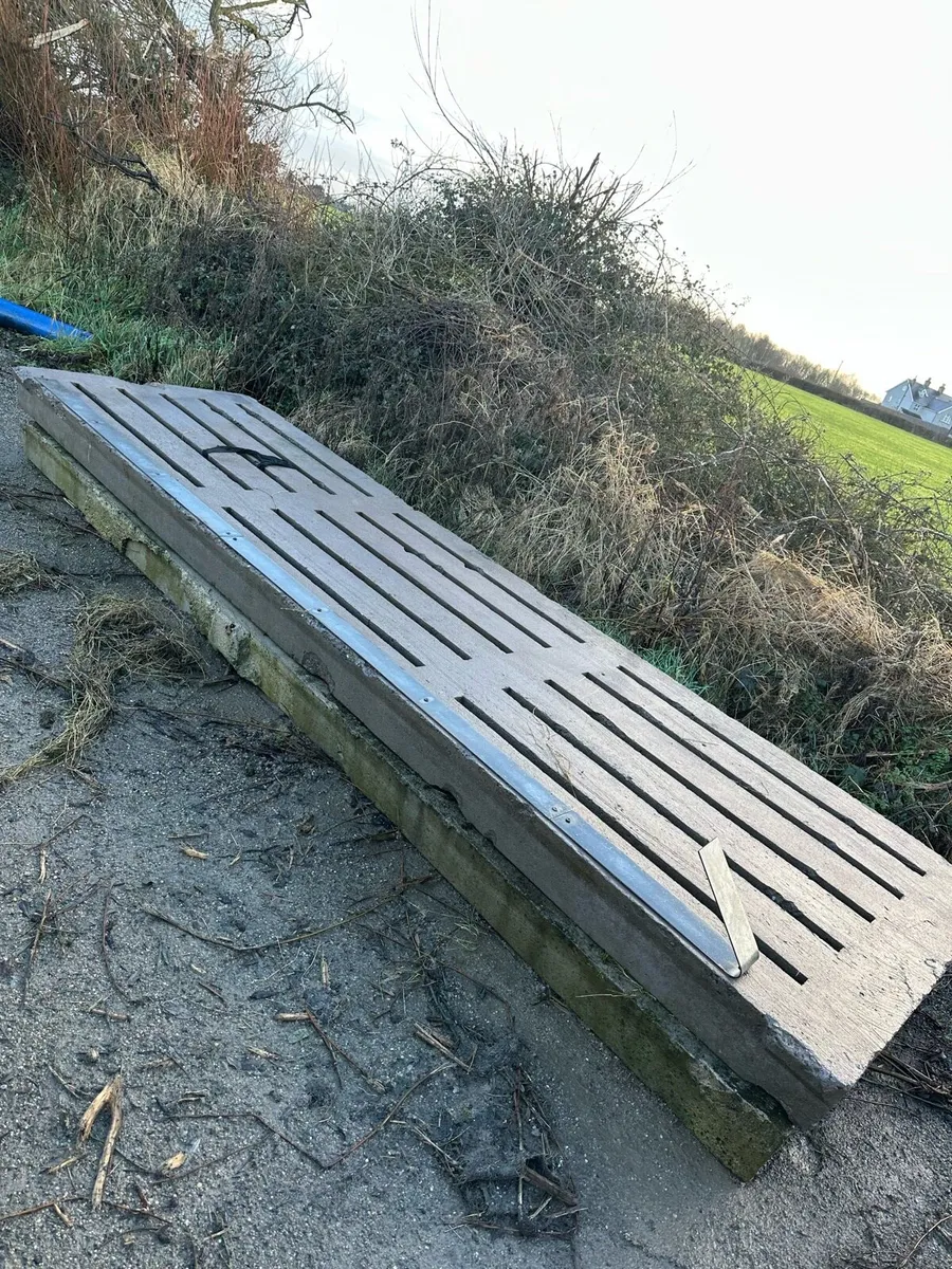 13 foot slots - Image 1