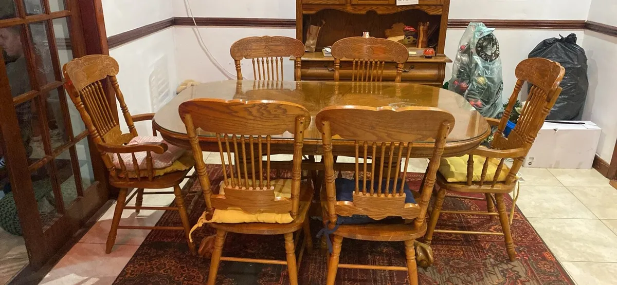 Solid oak dinning table - Image 1