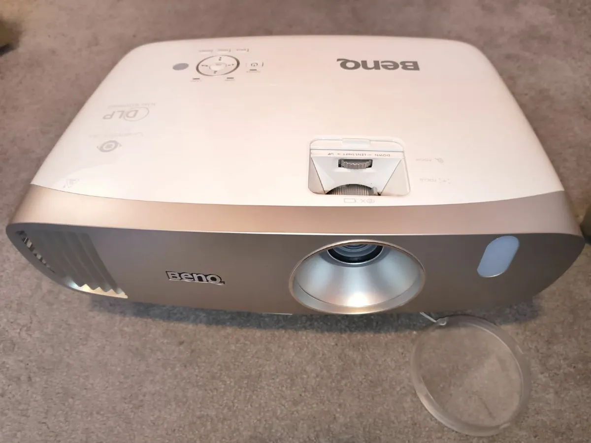 Projector - BenQ W2000 - Image 1