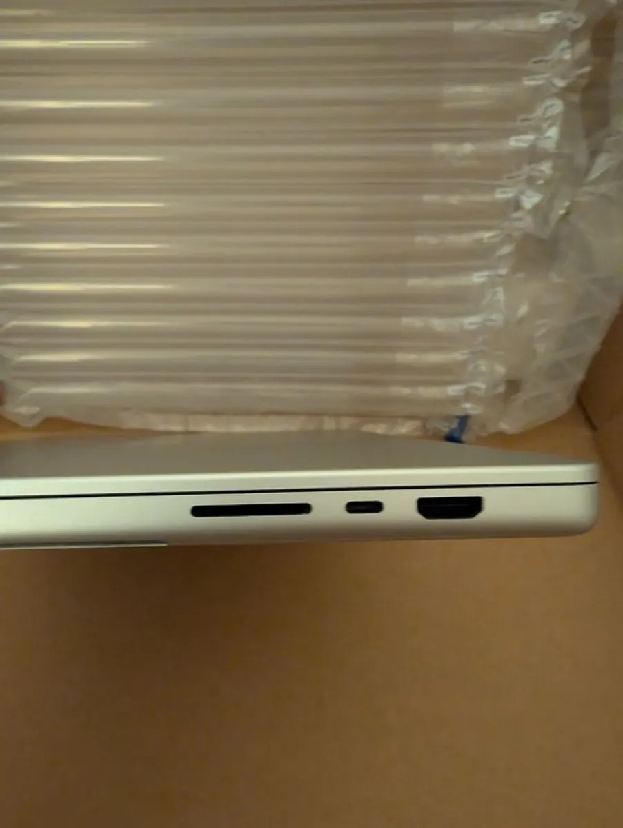 Apple MacBook pro 16" - Image 3