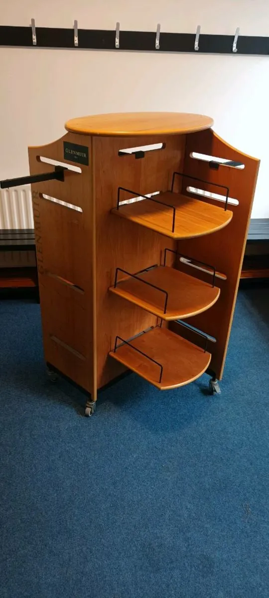 Freestanding clothing units on wheels - Image 1