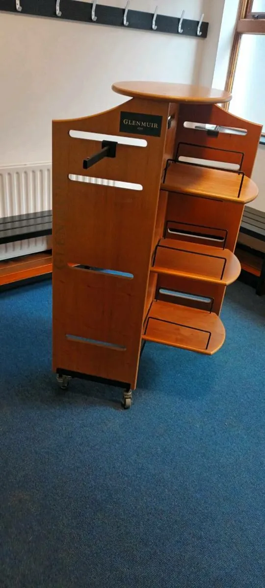 Freestanding clothing units on wheels - Image 2