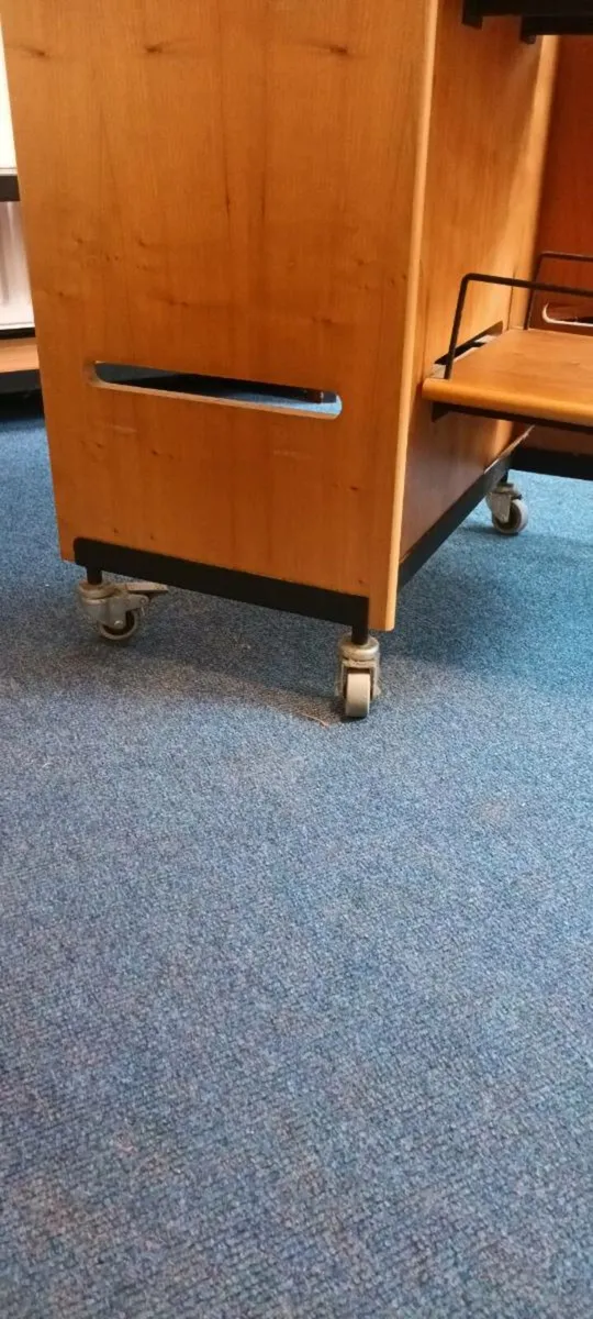 Freestanding clothing units on wheels - Image 3