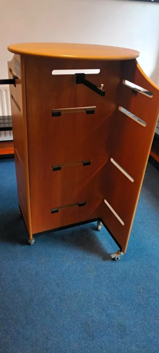 Freestanding clothing units on wheels - Image 4