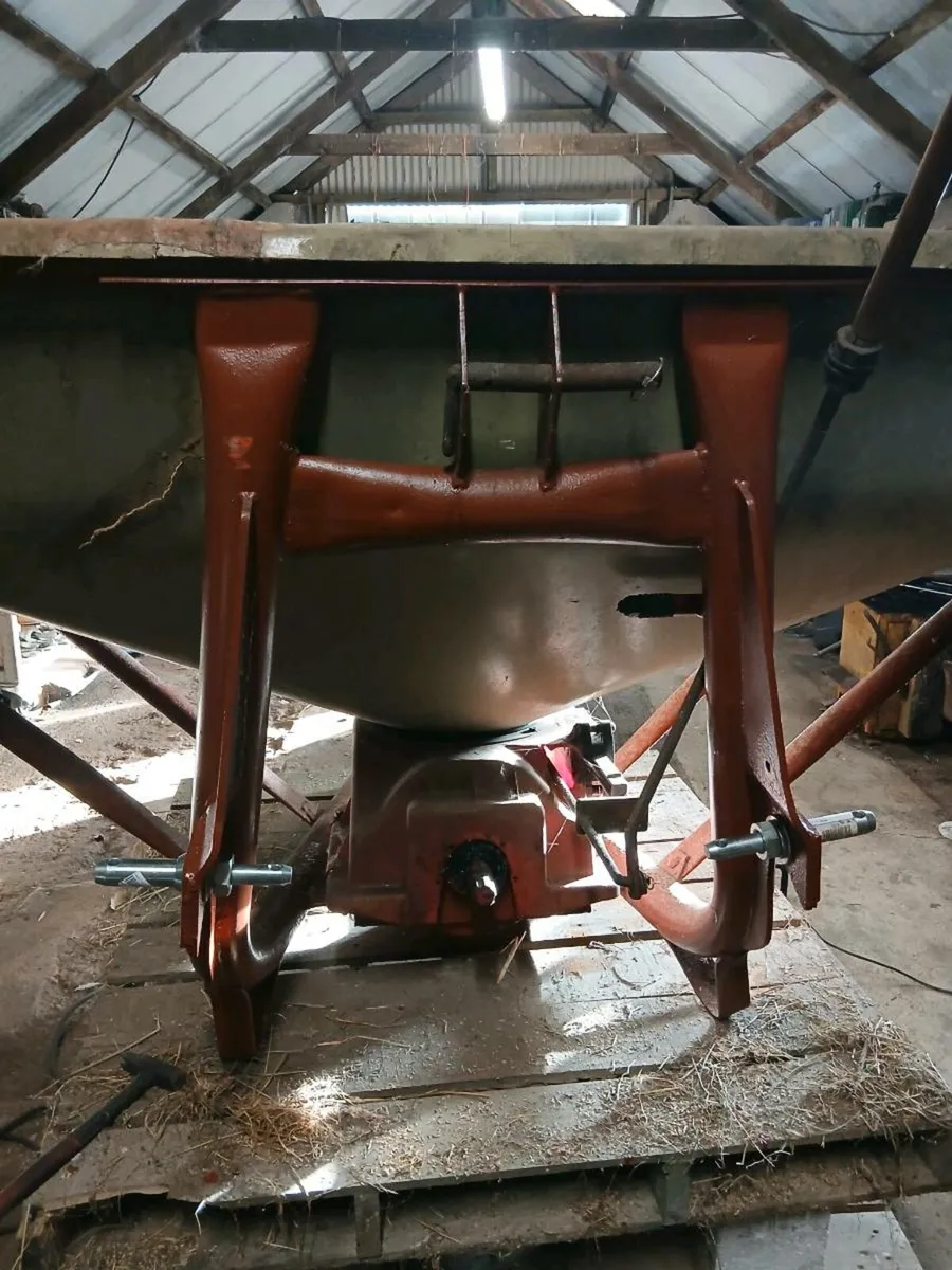 Fertilizer spreader - Image 2