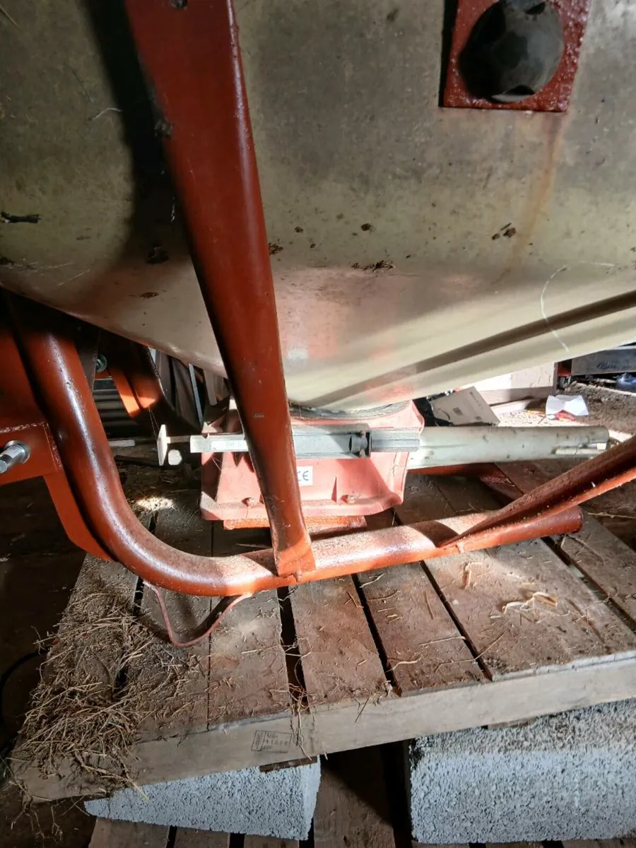 Fertilizer spreader - Image 1