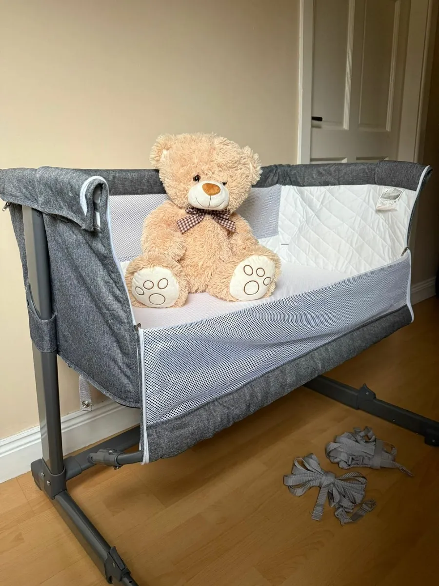 Babylo Cozi Sleeper Bedside Crib - Image 1
