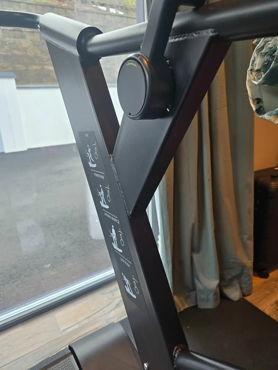 Curved treadmill - Image 1