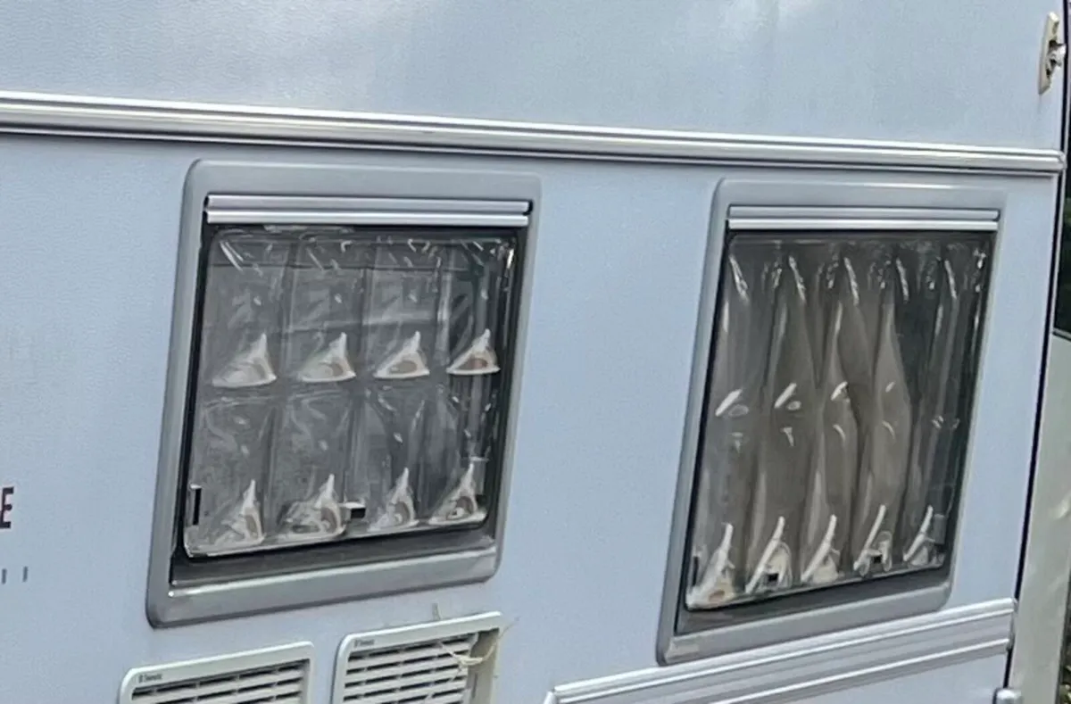 caravan parts and windows - Image 4