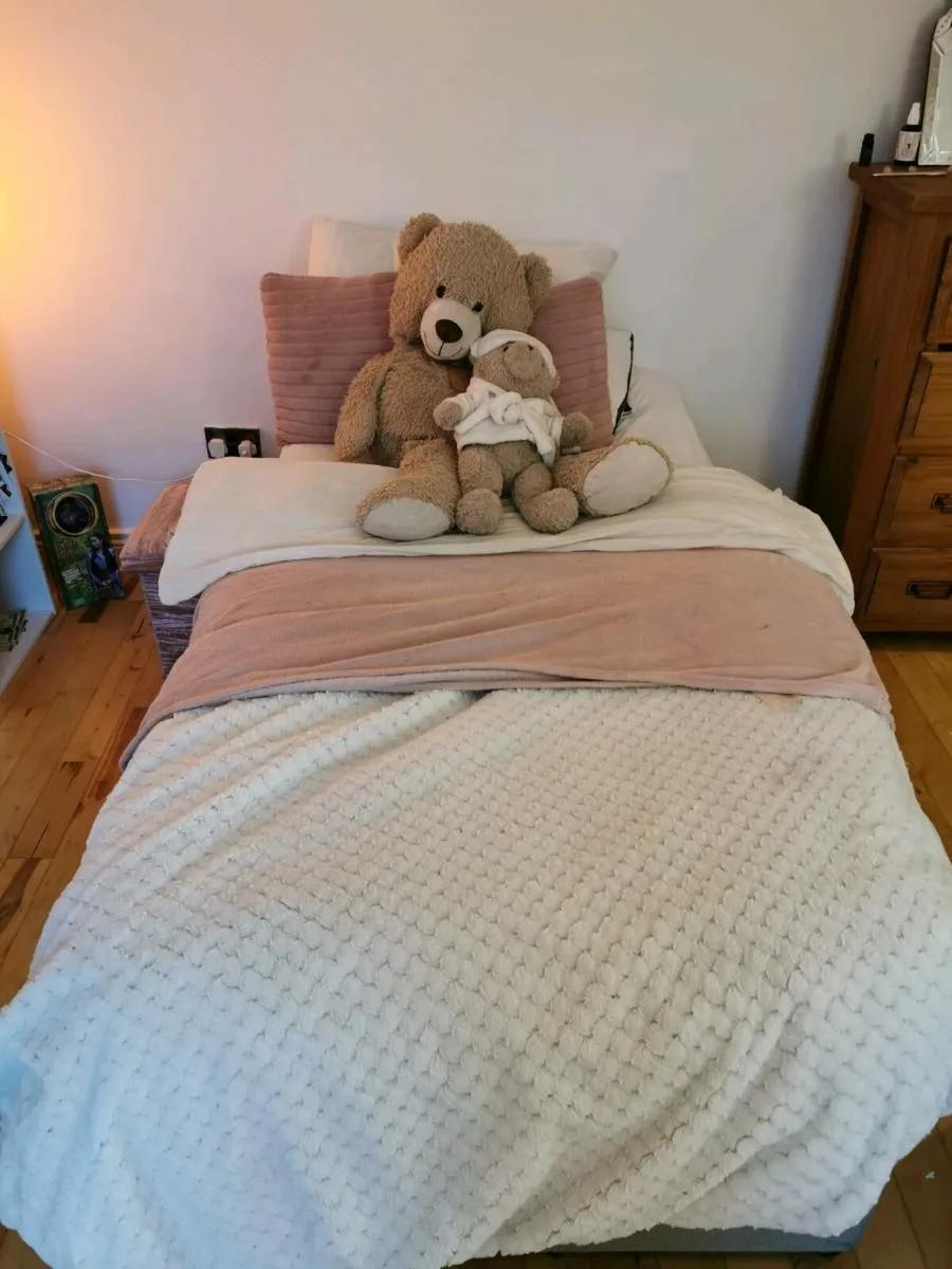 Single bed - Image 1