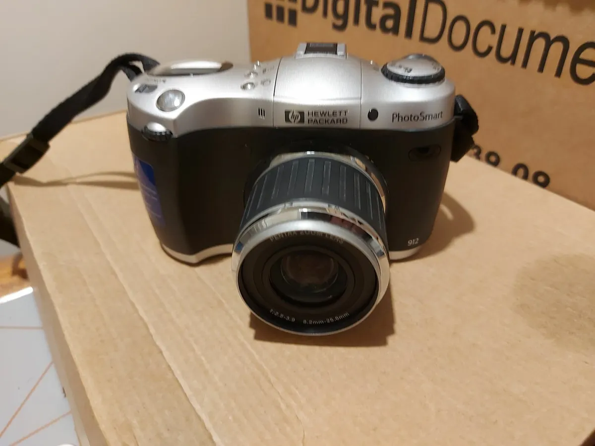 Hewlett-Packard HP Photo Smart Digital Camera 912 - Image 2
