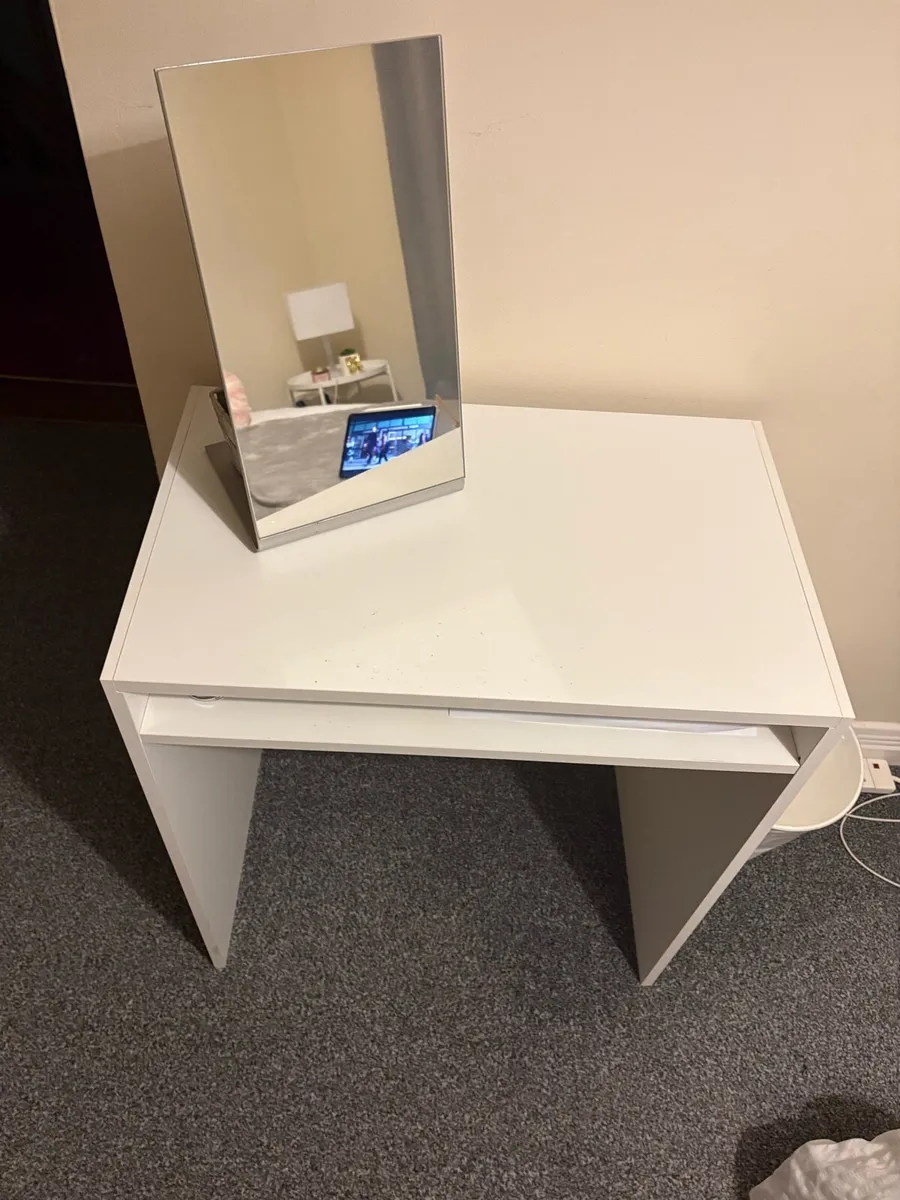 Mirror and desk - Image 2