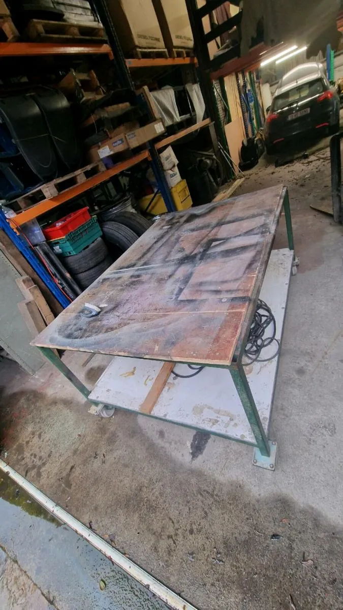 Work bench on heavy duty caster - Image 1