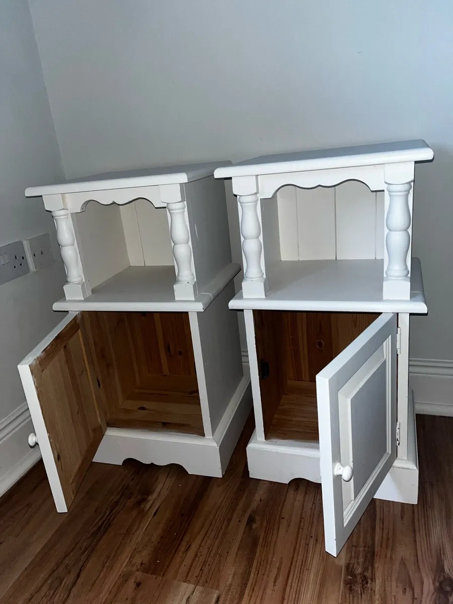 Two solid pine bedside lockers - Image 3