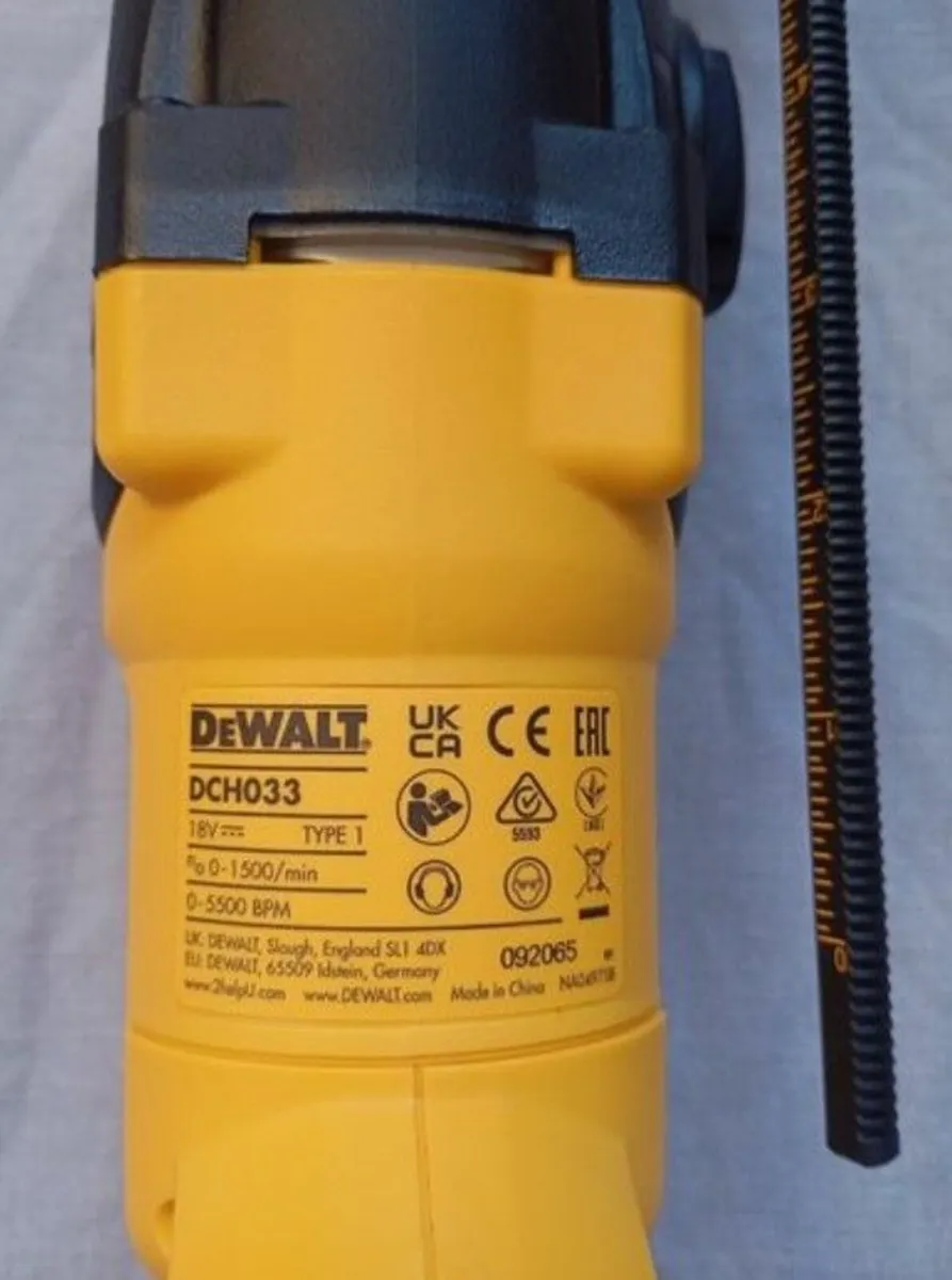 DeWalt dch033 SDS Masonry Drill - Image 3