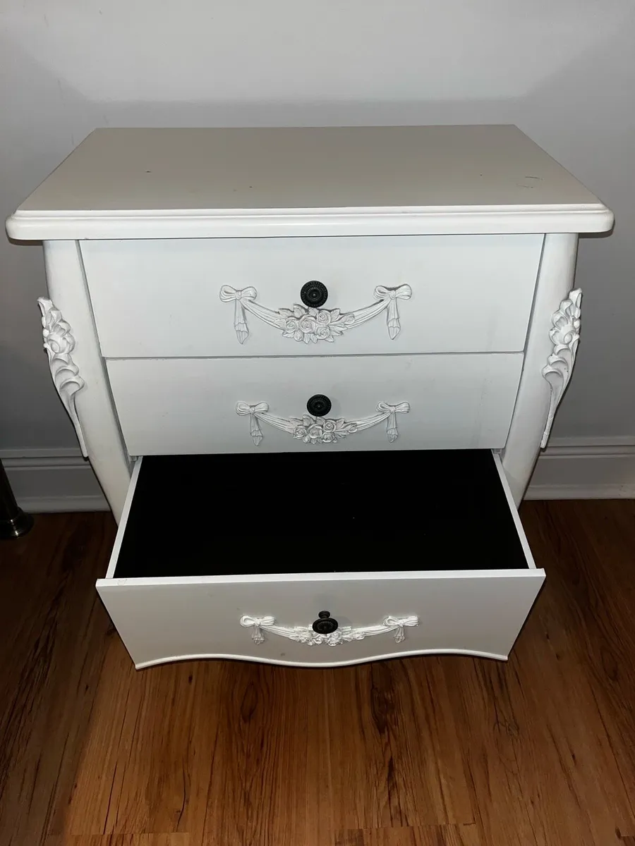 Cream/White three drawer unit - Image 1