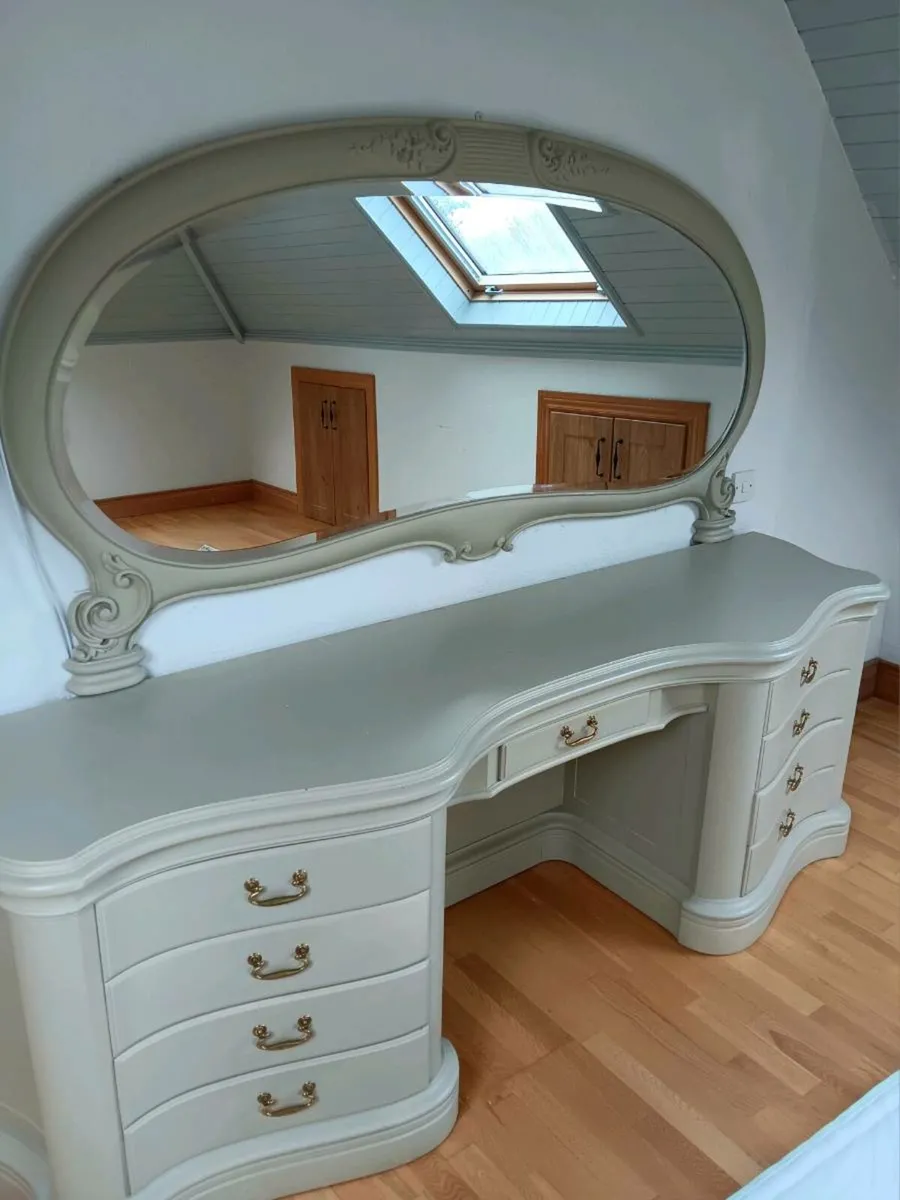 Vintage-Style Dressing Table with Mirror