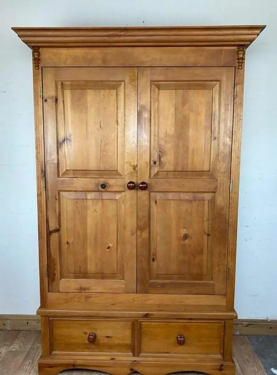 Solid wardrobe - Image 1