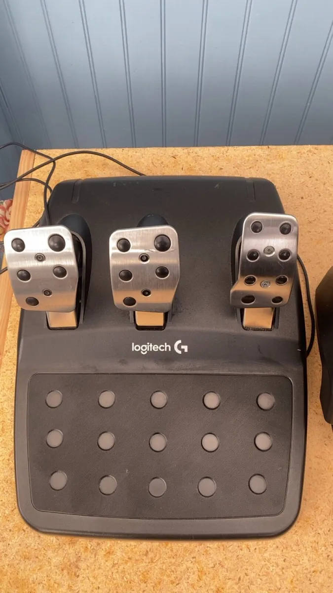 Logitech G920 steering wheel, pedals + gearstick - Image 3