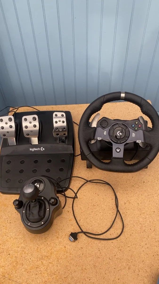 Logitech G920 steering wheel, pedals + gearstick - Image 1