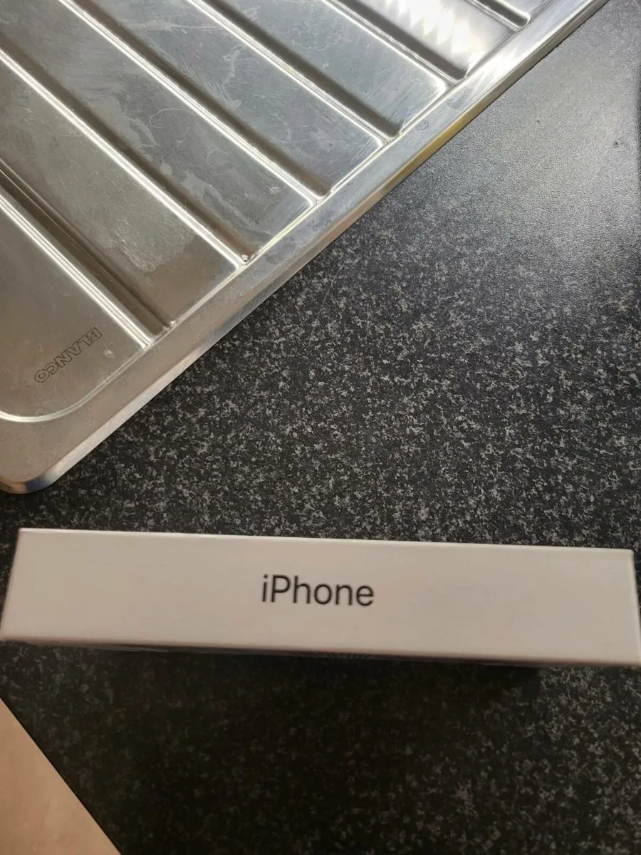 Iphone 15 box never open - Image 1