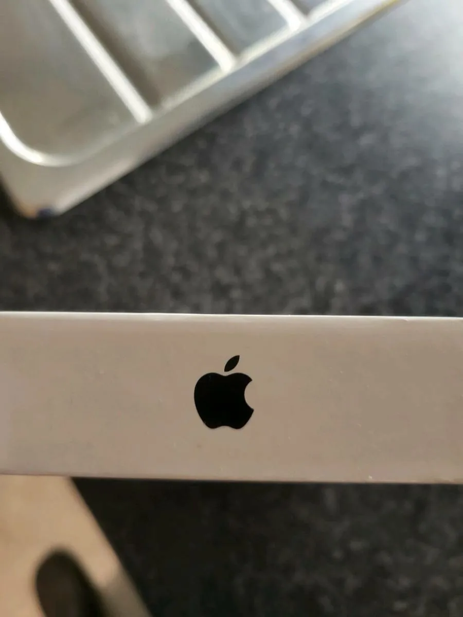 Iphone 15 box never open - Image 3