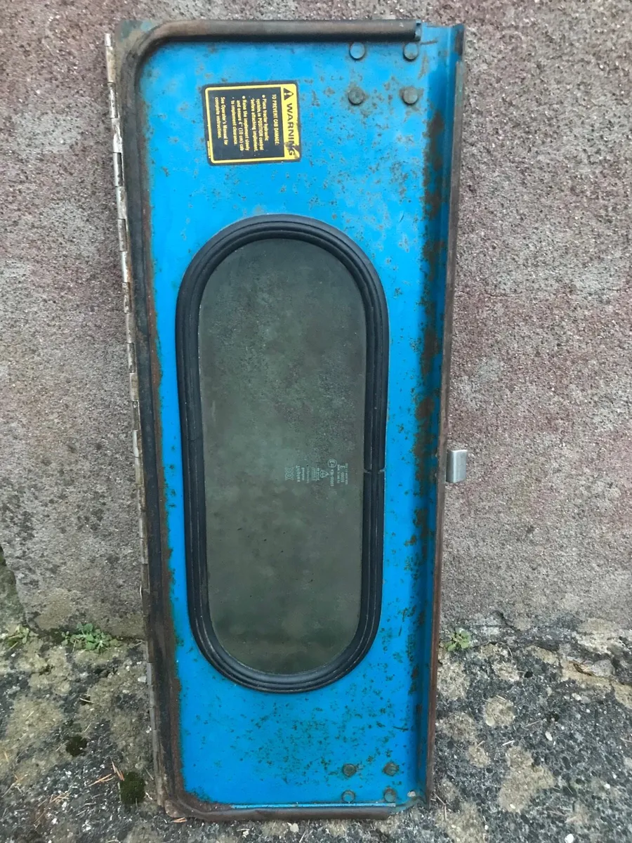 Ford Q cab lower rear window - Image 1