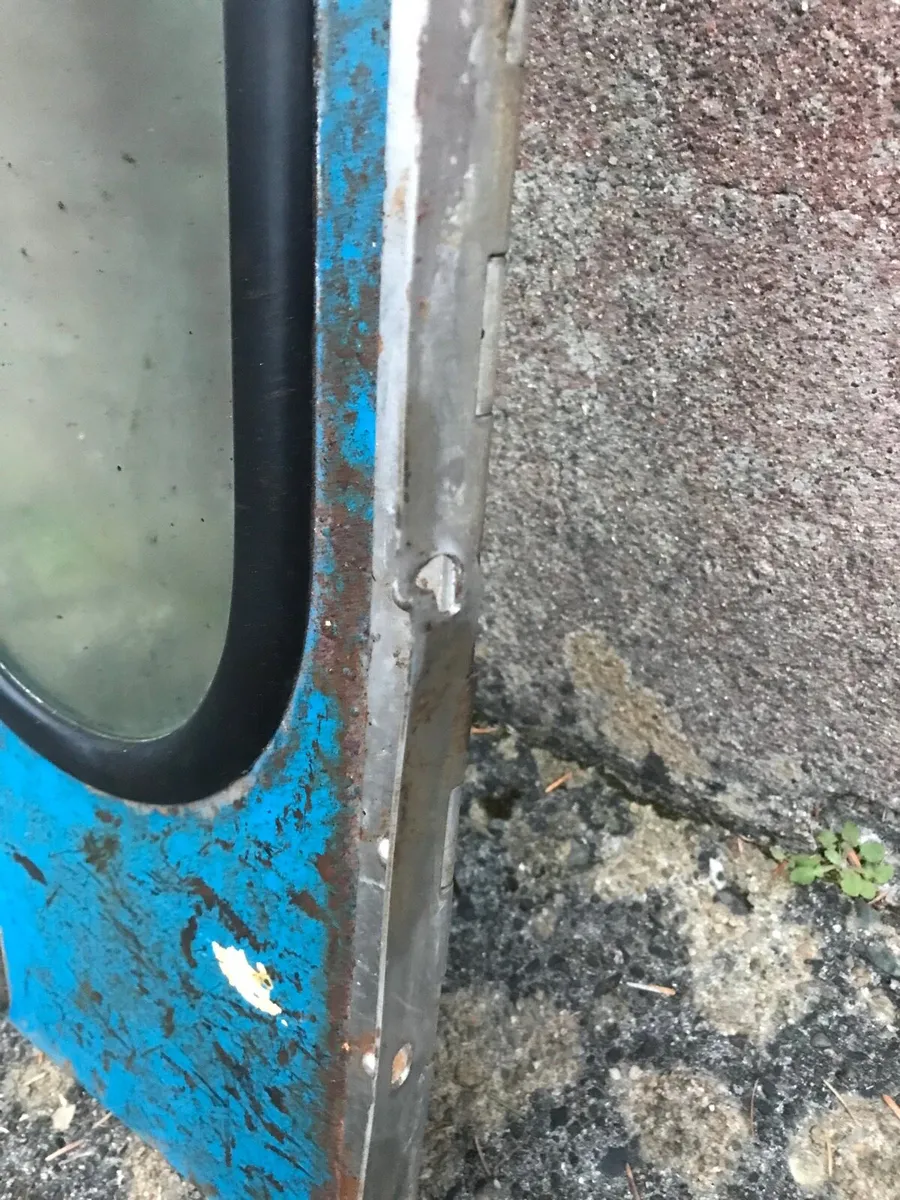 Ford Q cab lower rear window - Image 3