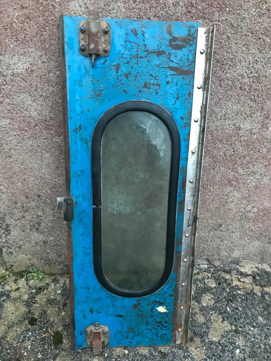 Ford Q cab lower rear window - Image 2