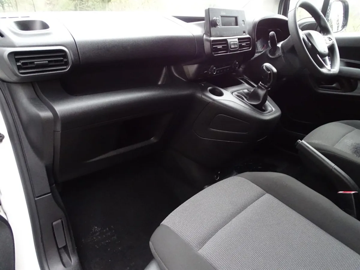 2020 Vauxhall Combo Panel Van - Image 4