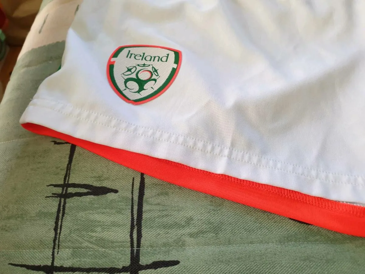 Ireland Home Football Shorts 2016 to 2017 Medium - Image 3