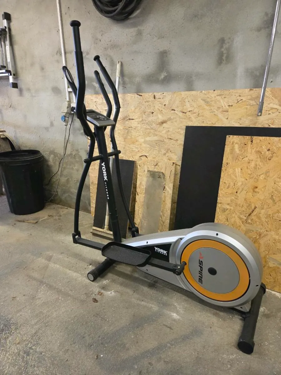 Cross trainer - Image 1