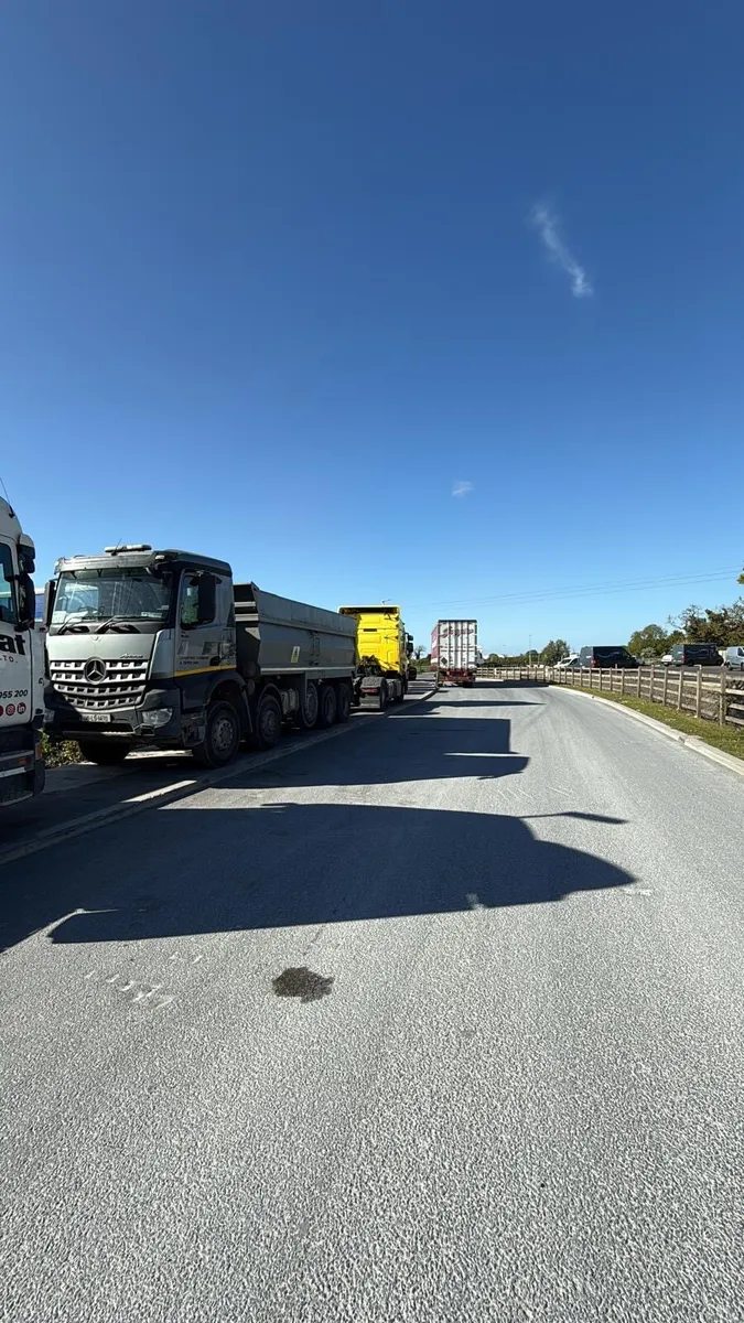 Mercedes-Benz Arocs  Tipper  2014 - Image 2