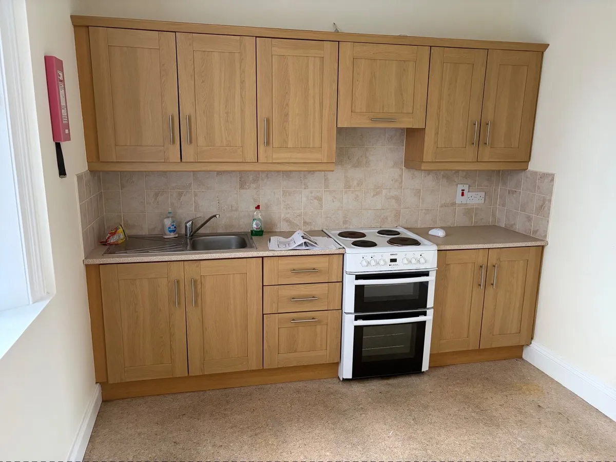 Kitchen complete with cooker