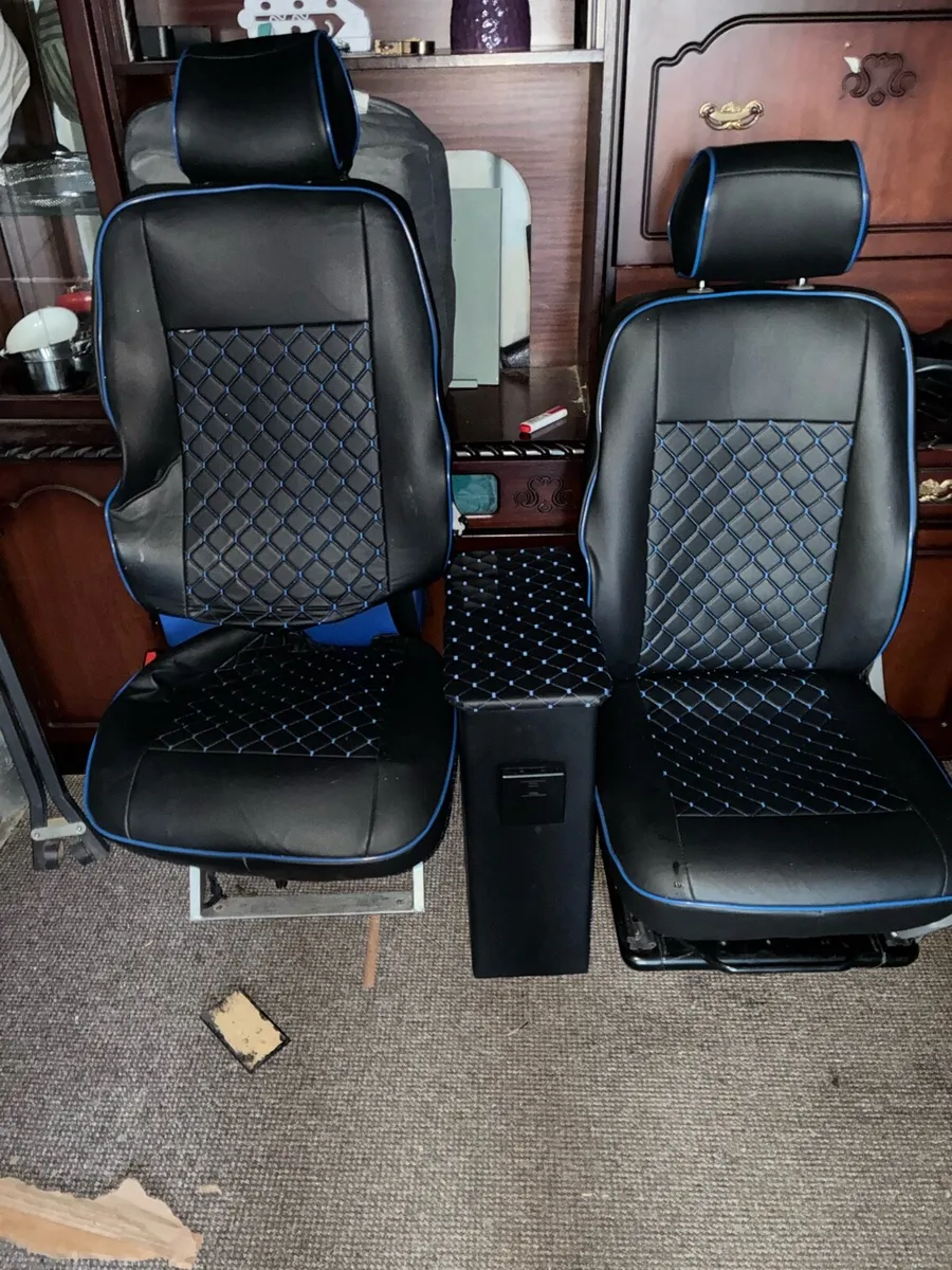 Passenger seat and base - Image 1