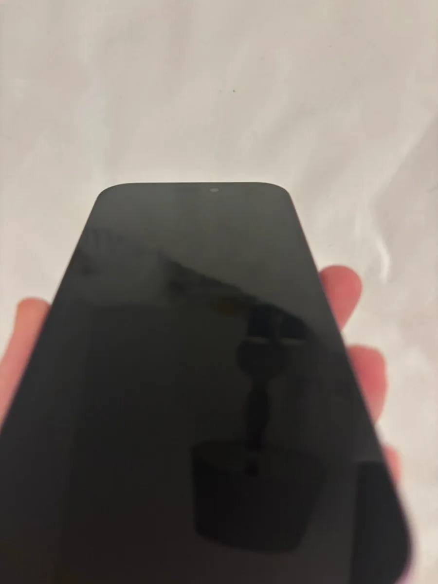 Pink iPhone 16 - Image 4