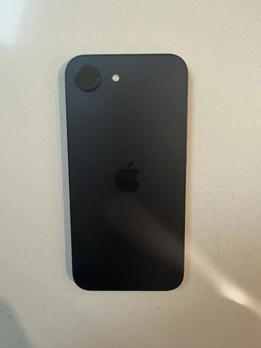 iPhone 16e - Image 1