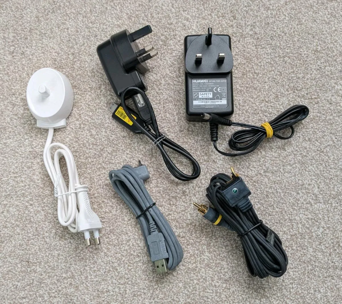 Cables, chargers, power adaptor - Image 1