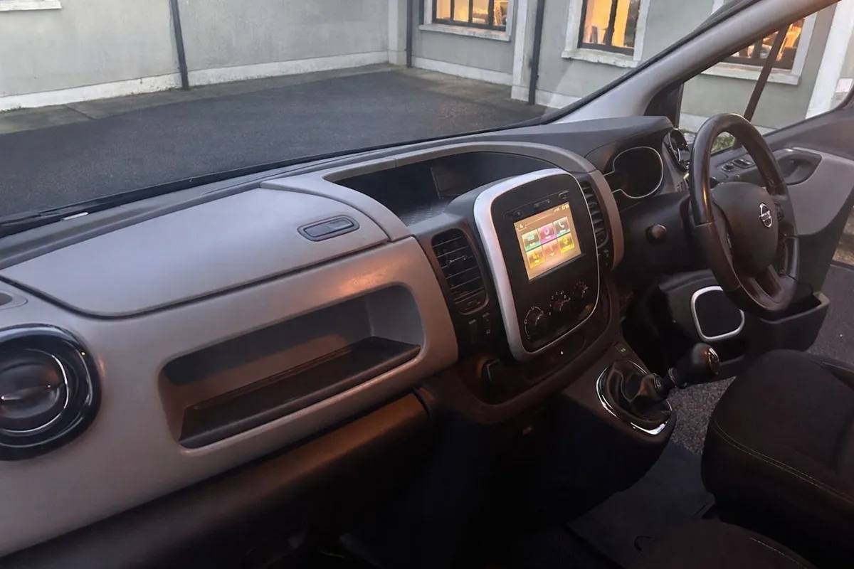 Nissan nv 300 low miles crvt til aug - Image 2