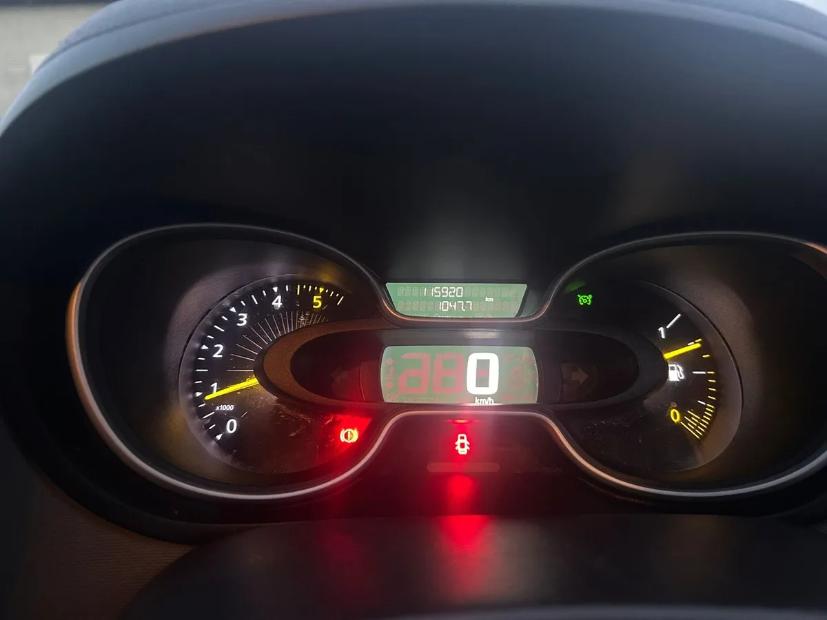 Nissan nv 300 low miles crvt til aug - Image 3